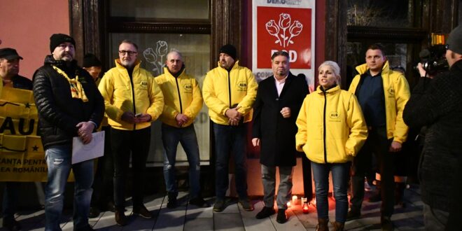 Protest al membrilor AUR în fața sediului PSD Bistrița-Năsăud. ”Vrem alegeri libere!”